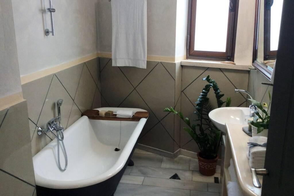 Unique - Spacious Studio With Rooftop / Thissio Athens Exterior photo